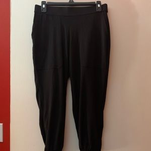 Lisa Rhina, black xsmall capris